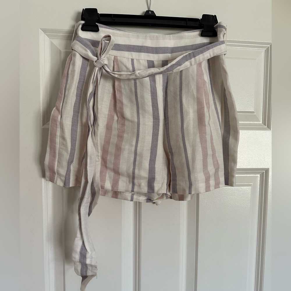 Express women’s paper bag style short. Size 4